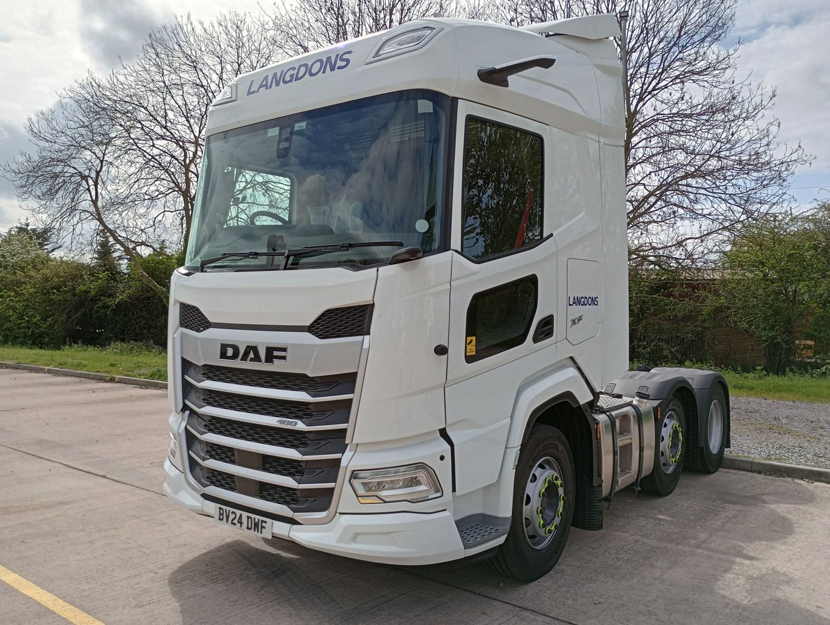 Check out this new DAF XF, which was supplied to STEF Langdons by Ray Gayle at Motus Commercials Halesowen! 🤩 We're sure that this will be a fantastic addition to the fleet! 🚛 #DAFXF #DAFTrucksUK #Compliant #MotusDAF #MotusCommercials