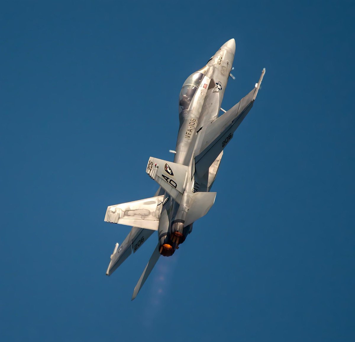 F/A-18 Superhornet going vertical #F18 #F18Hornet #Fighterjet #aviation #military #navy #aviationdaily #aircraft