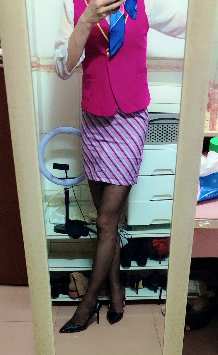 feigirl0's tweet photo. 穿制服整理房间感觉就像在服务乘客😂😂 https://t.co/iq5DPWjGHp