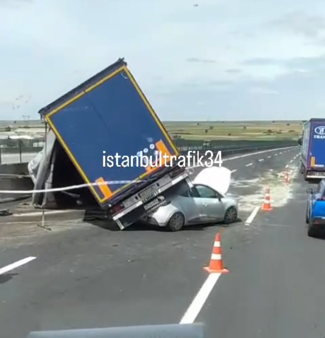 Bir telaşlar, anlamsız üzüntüler içindeyken hayat gelir, çaat tokatı çakar insana. Öyle bir gün. Bu sabah büyük bir kazayı sıyrıksız atlattı @irfansayar cığım. Lastiği patlayan demir yüklü bir tırın altından kurtuldu. Derler ya, verilmiş sadakamız varmış. Şoktayız 😱