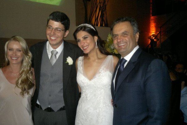 Aécio Neves estava no casamento da Andreia Sadi . Isso explica tanta coisa!