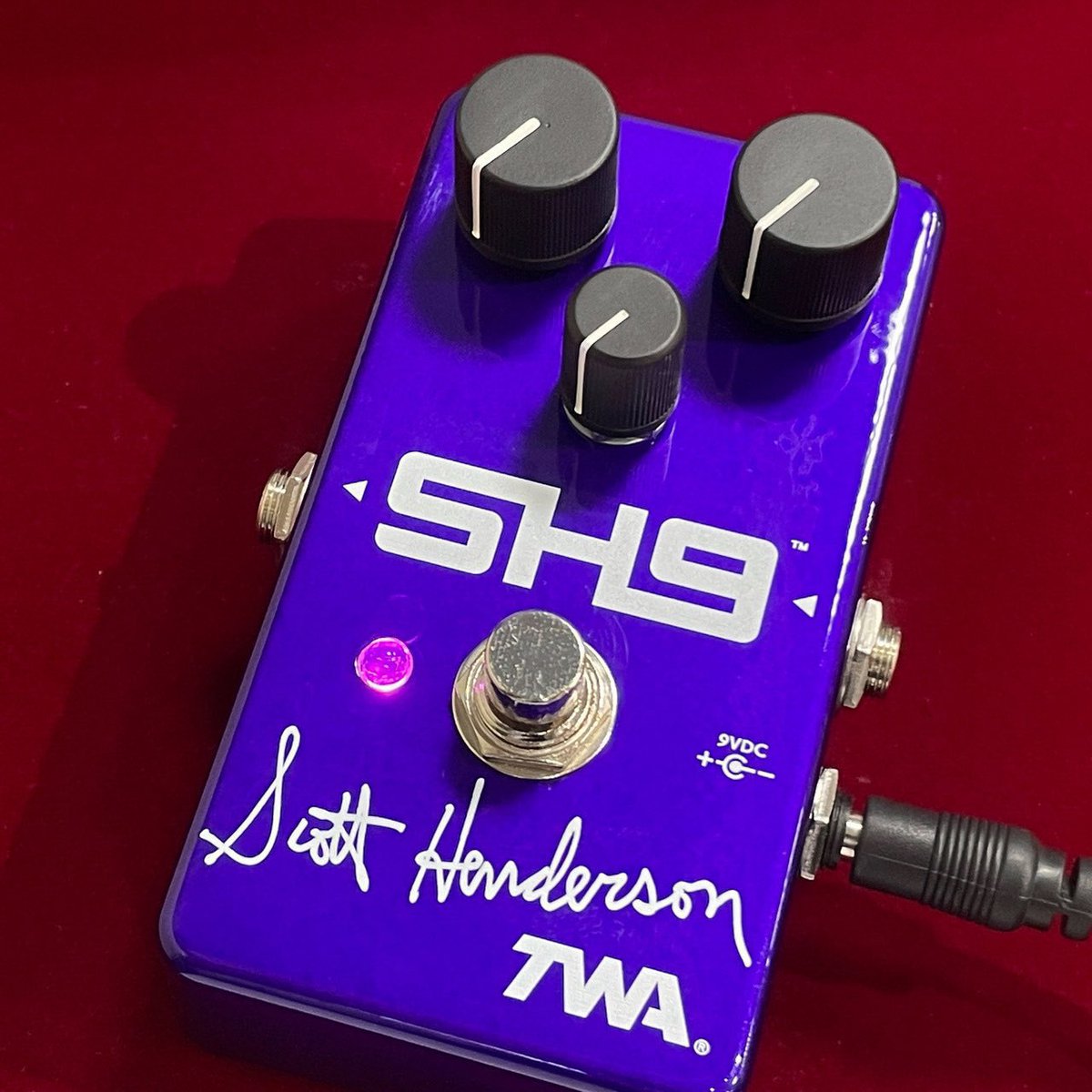 ROCKINN_namba's tweet photo. 【#ロックイン難波】人気ペダルが再入荷!「#TWA」の"#SH9-S"は2022年に発表され本国アメリカで数々の賞を受賞した1台★名機SD9を基にその生みの親である「田村進」氏が共同開発したスコット・ヘンダーソンのディストーションです★当機はサインがプリントされた外観!→ https://t.co/UBmL58uYyB https://t.co/Lgy012rzA6