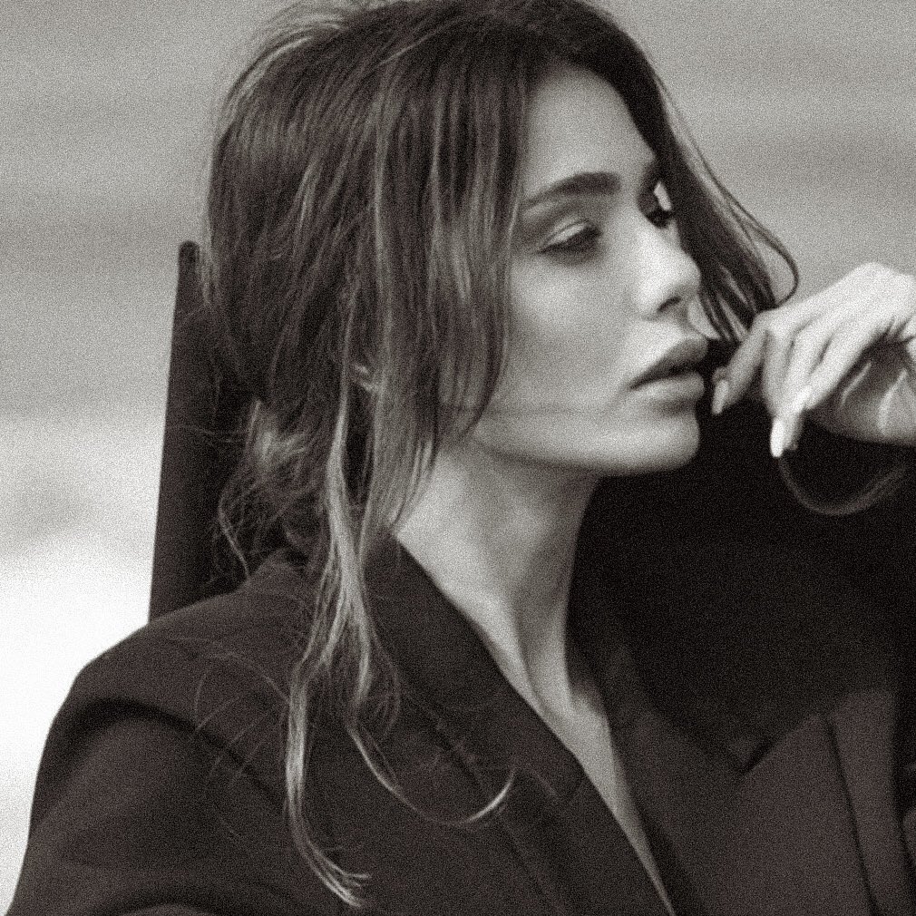 Classic woman 🖤🎻 <a href="/cigdembaturs/">cigdembatur</a>