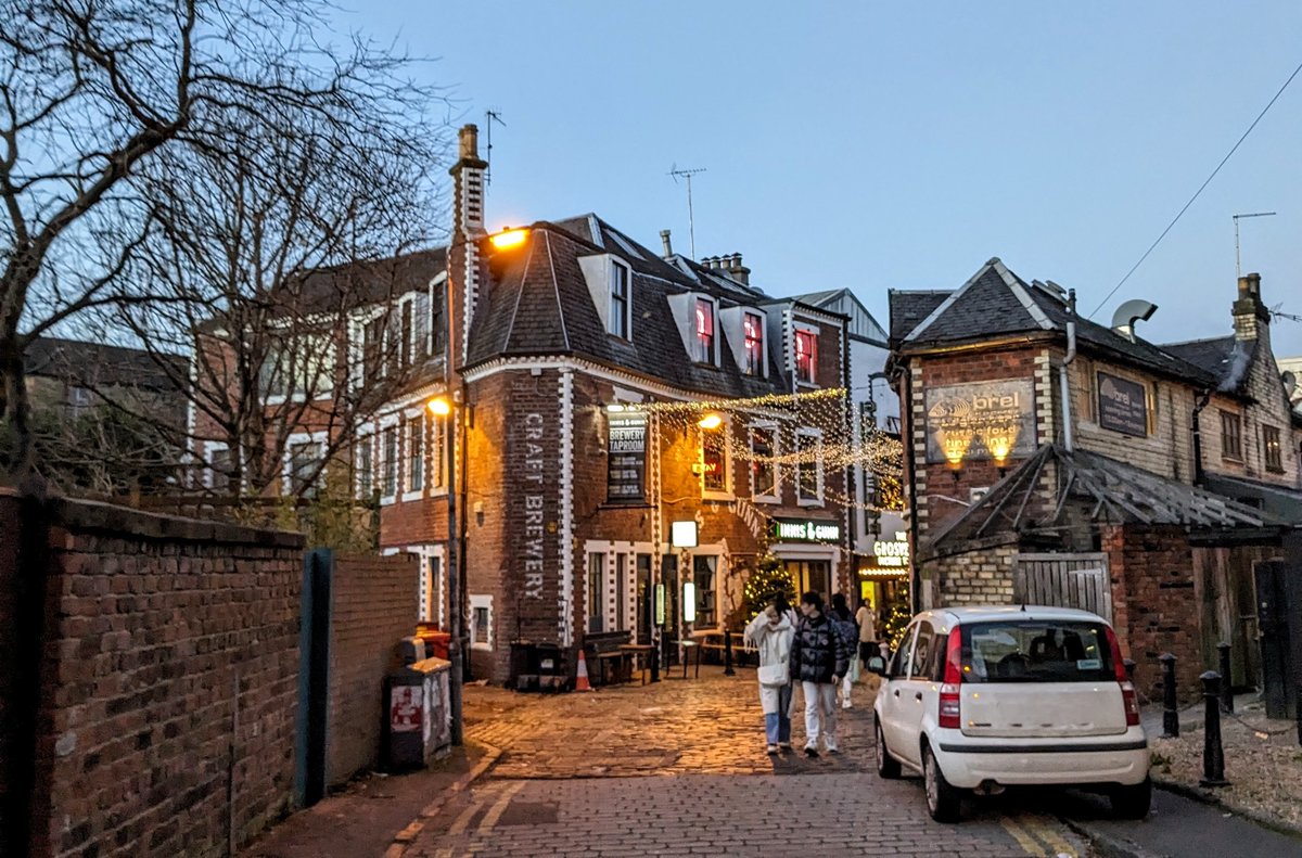 Ashton Lane has seen a lot of transformations over the years. Stables and workshops became the heart of student nightlife.

These photos encapsulate the change. The Barr & Stroud Optics workshop became the pub, Cul De Sac, and today the building houses Innis & Gunn 🍻