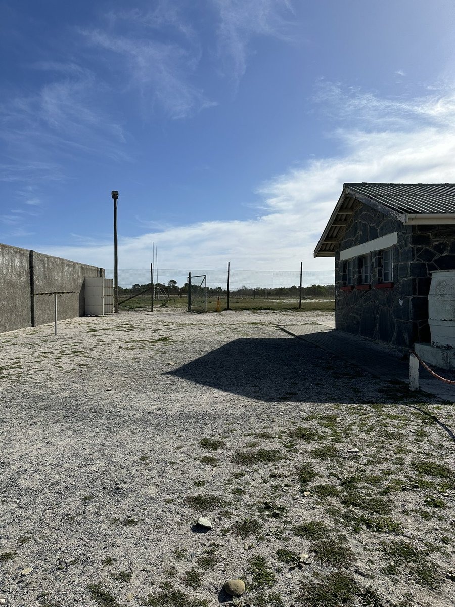 Vanochtend met <a href="/BKBAcademie/">BKB Academie</a> Robbeneiland bezocht waar Mandela tientallen jaren heeft vastgezeten. Een indrukwekkende plek.

Mooie natuur op het eiland, maar een hele trieste geschiedenis
