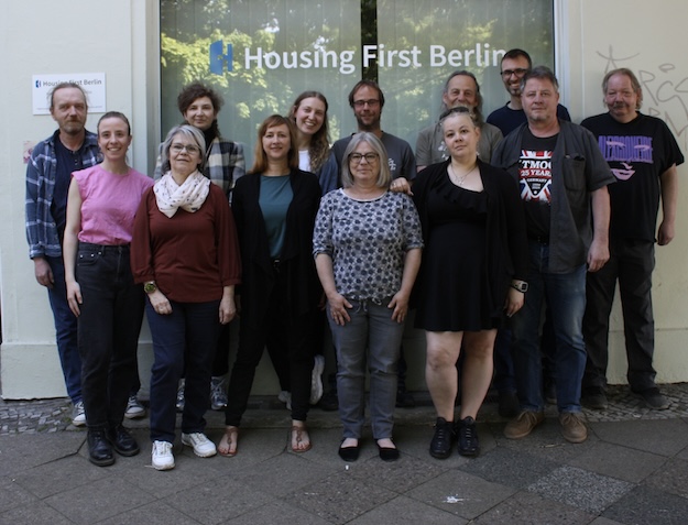 Endlich mal unser gesamtes Team auf einem Bild, auch zu finden auf unserer Internetseite housingfirst.berlin.
