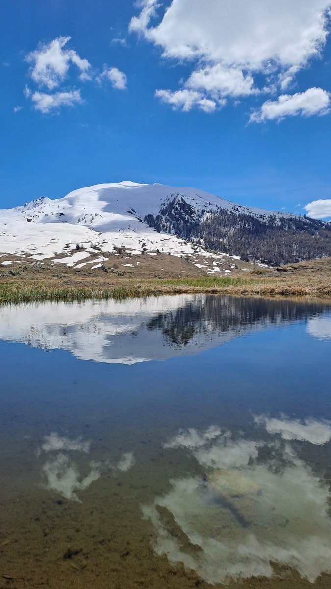 Reflets des nuages et des montagnes enneigées. À Cervières dans les Hautes-Alpes. 

#hautesalpes #Cervières #lac #Reflets #montagne #francemontagnes