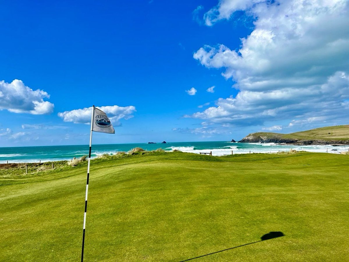 🌊 Discover the allure of Cornwall with Trevose Golf & Country Club Apartments, situated in the picturesque Constantine Bay near Padstow! ⛳ 🏡 Self Catering aroundaboutbritain.co.uk/Cornwall/2941 #Apartments #Lodges #Holiday #Golf #GolfCourse #SeaViews #Beach #Padstow #Cornwall @TrevoseGC