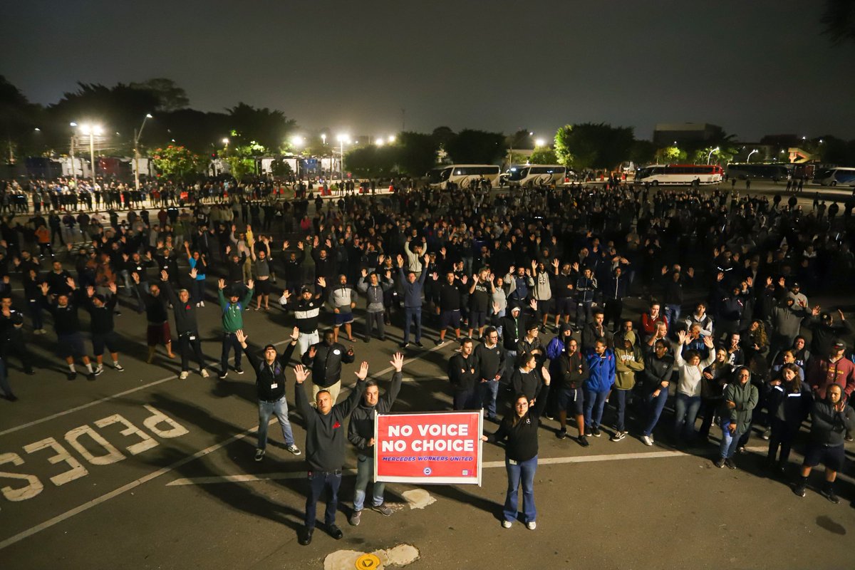 Los trabajadores de Mercedes Benz en la planta de SBC en Brasil 🇧🇷 realizaron una acción para manifestar su solidaridad y apoyo a los compañeros y compañeras de Alabama, Estados Unidos 🇺🇸 quienes votan para unirse al @UAW ✊ #SolidaridadInternacional #Novoicenochoice✊🏿✊🏿✊🏿