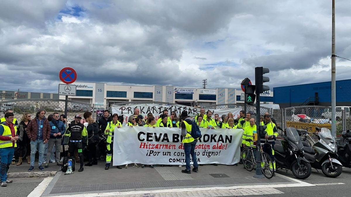 🪧 La plantilla de CEVA Logistics de Vitoria-Gasteiz se ha concentrado ante Mercedes-Benz para reclamar la renovación de su convenio colectivo. 🙅‍♂️🙅‍♀️ La empresa ha rechazado la mayoría de reivindicaciones de la plantilla, que cuenta con 270 personas. ➡️ euskadi.fsc.ccoo.es/noticia:694180…