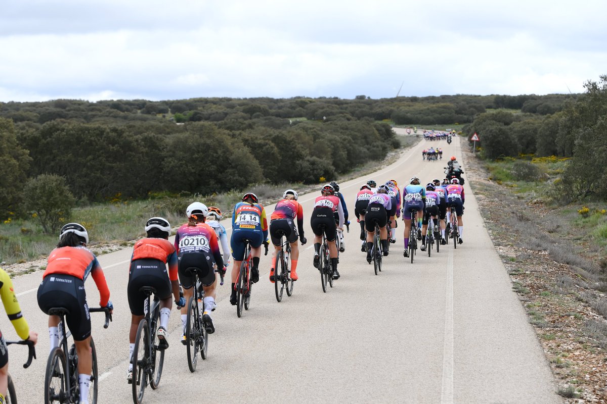 🤪 ECHELONS! 

⚡️ The peloton breaks into several groups. The front group has more than a minute's lead.

#UCIWWT #VueltaBurgos 📸 <a href="/GettySport/">Getty Images Sport</a>