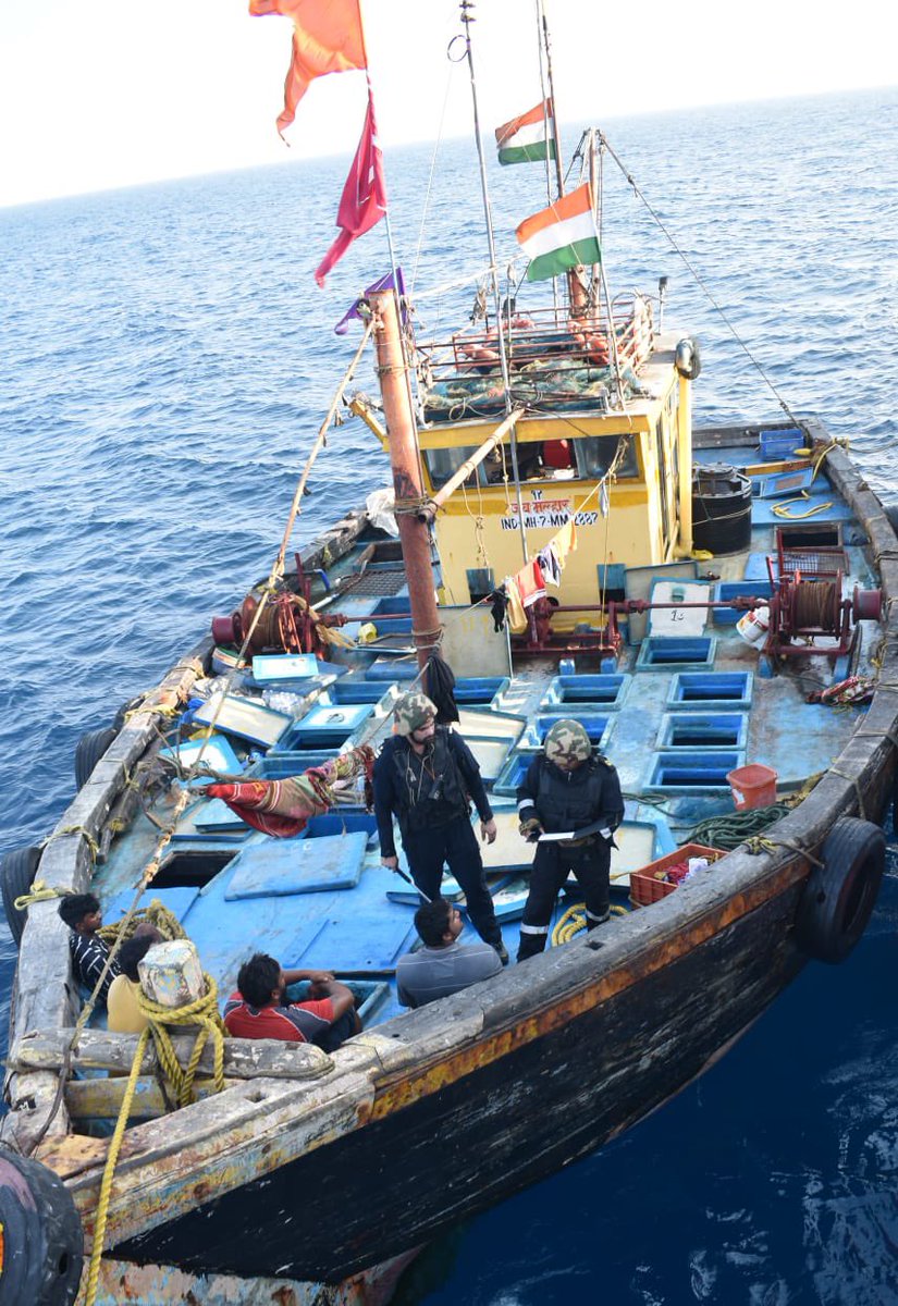 Another successful interception by @IndiaCoastGuard! 🛥️ @IndiaCoastGuard Ship intercepted an #IFB Jay Malhar alongwith 05 crew engaged in illegal diesel smuggling off #Maharashtra Coast. Approx. 25 tons of unauthorized diesel seized along with banned narcotics. the boat and