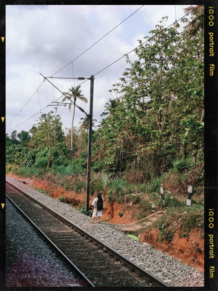 Parallel journeys, fleeting encounters.

📸 Shot on #iQOOZ9
(Portrait mode, Vintage film filter, 2x)