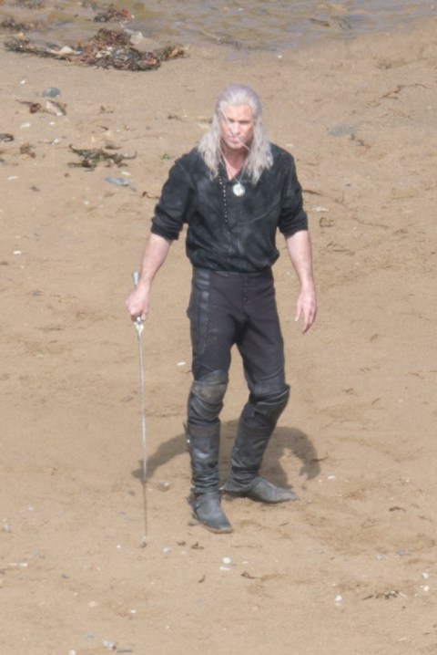 Olha o homem aí! Imagens vazadas do set da quarta temporada de The Witcher, mostram Liam Hemsworth no papel de Geralt de Rivia. Anteriormente, o personagem era interpretado por Henry Cavill.