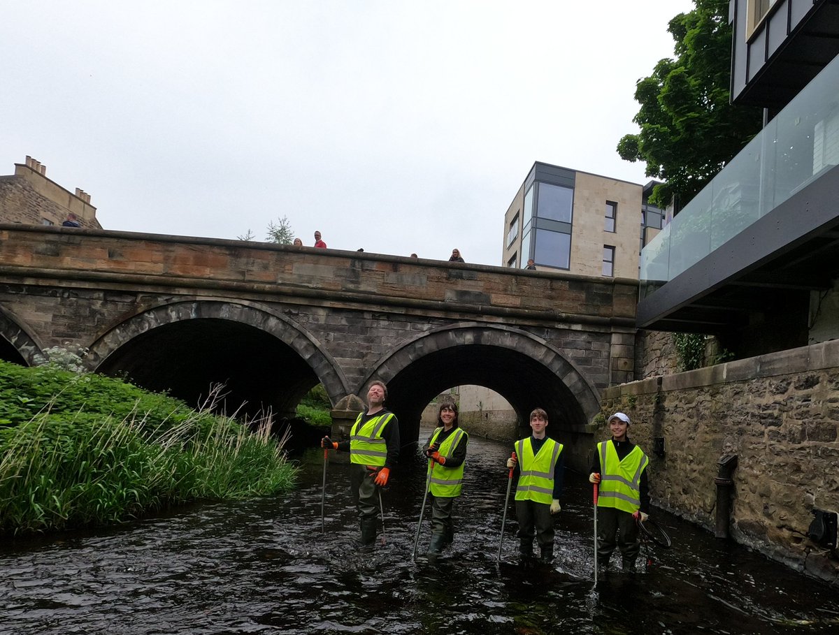 WOLCT's tweet photo. A fine haul of rubbish from the wading team of @scvotweet this morning down at Cannonmills.

Plenty of wet wipes, cans removed in addition to a steering wheel, metal fencing and a pair of pants to keep the river healthy.

@Edinburgh_CC @KSBScotland #upstreambattle https://t.co/fc5aP9EQti