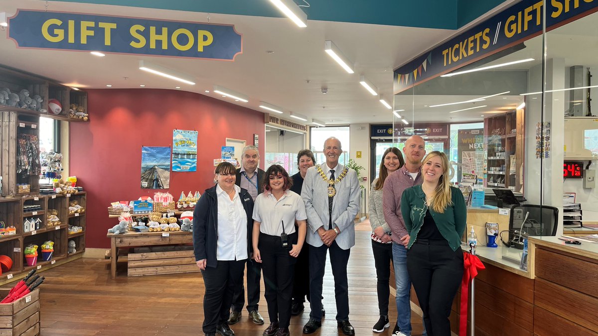The Mayor of Southend has officially opened a new gift shop on Southend Pier featuring a range of unique merchandise, from custom-designed tea towels and mugs to bespoke fridge magnets.  @southend_pier @VisitSouthend @southendmace1

Full details: orlo.uk/G9QjZ