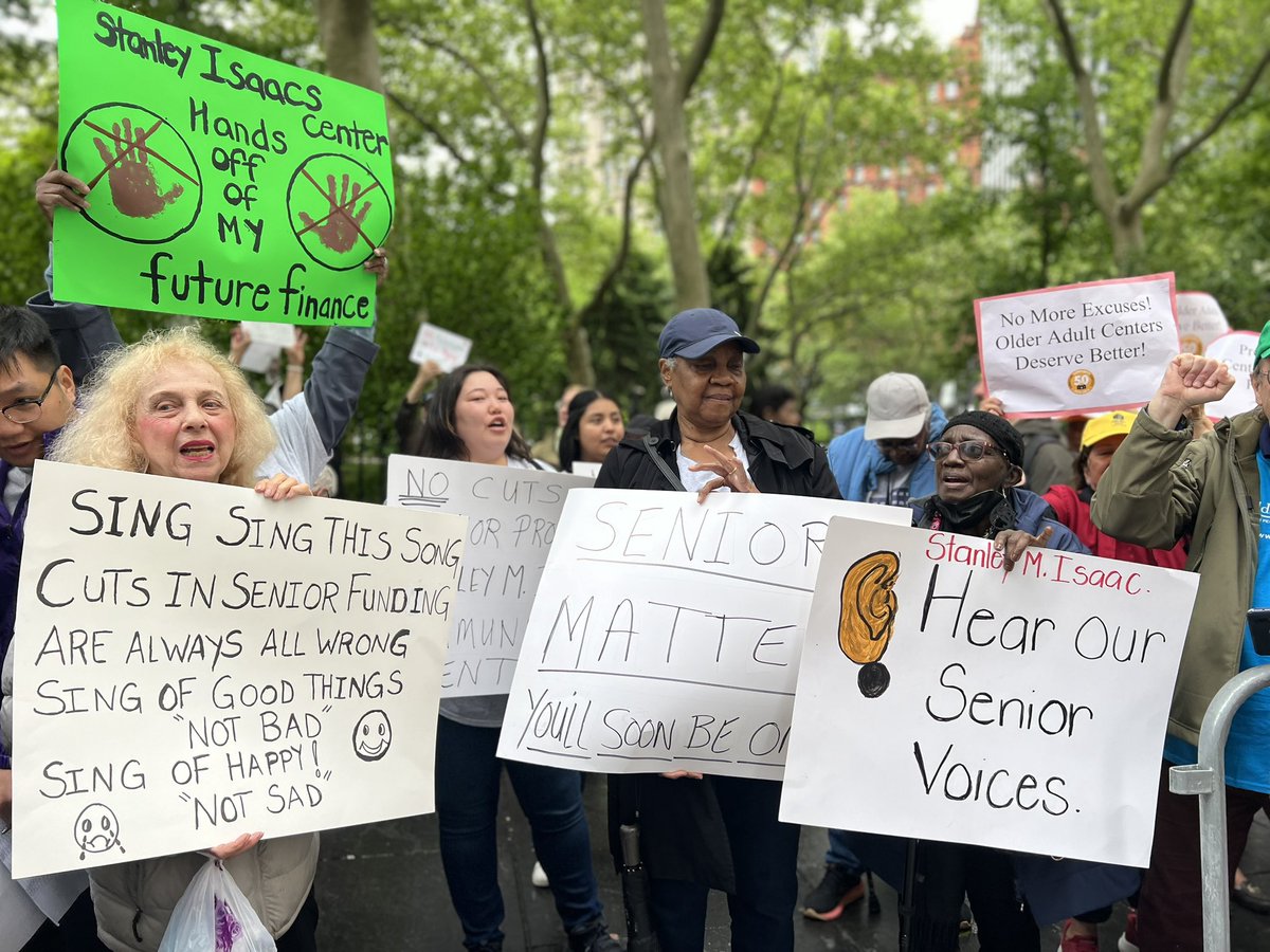 Settlement houses SHOWED UP today to fight for aging services in this year’s budget! Thx to @NYCSpeakerAdams @CMCrystalHudson & CMs for standing with us to push back on @NYCMayor’s budget cuts. We need new investments to support an aging NY, not cuts! @liveonny