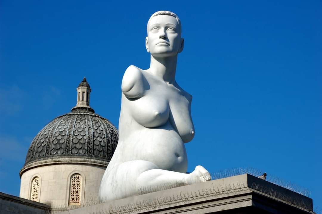 A #Londra, in #TrafalgarSquare, è possibile ammirare la statua che celebra #AlisonLapper, artista focomelica, Il figlio #MarcQuinn, che ha realizzato l' opera così comnenta così: “La #VenerediMilo, senza braccia è un simbolo della femminilità e della bellezza greca. (1/2⬇️)