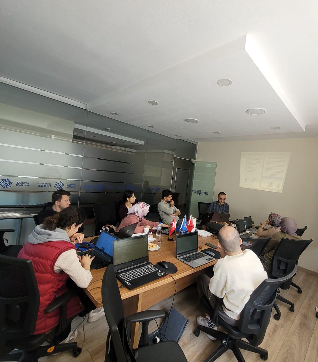 iktisathalkasi's tweet image. 📚 Staj Programımız bu hafta Dr. Ümit ACAR&apos;ın excelde veri analizi ve LATEX uygulaması eğitimleri ile devam etti. Katılımcılarımız, kendilerini profesyonel hayata hazırlayacak yeni programları öğrenme fırsatı yakaladı. 

#İktisatHalkası #StajProgramı #LATEX #Excel #VeriAnalizi