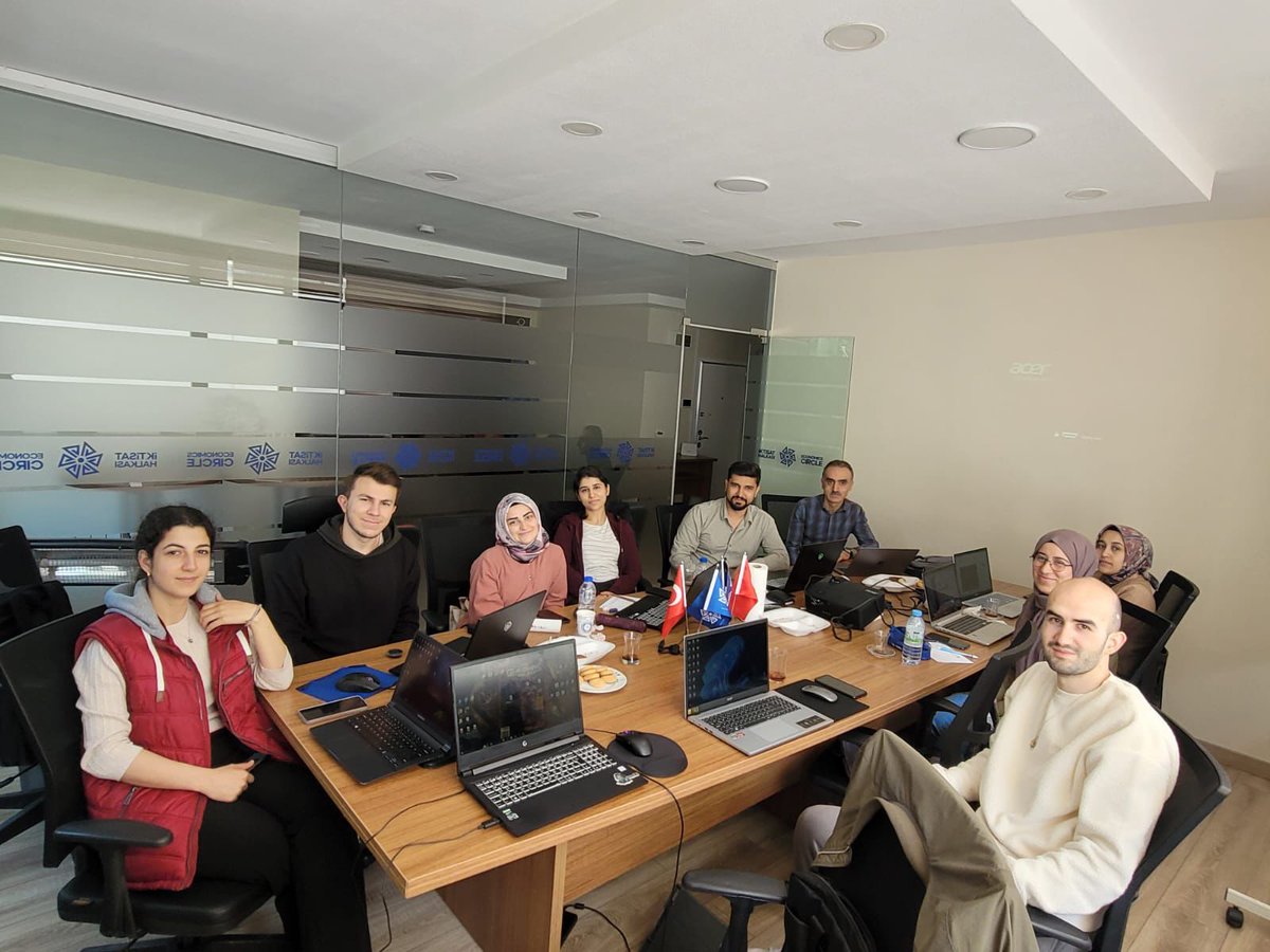 iktisathalkasi's tweet image. 📚 Staj Programımız bu hafta Dr. Ümit ACAR&apos;ın excelde veri analizi ve LATEX uygulaması eğitimleri ile devam etti. Katılımcılarımız, kendilerini profesyonel hayata hazırlayacak yeni programları öğrenme fırsatı yakaladı. 

#İktisatHalkası #StajProgramı #LATEX #Excel #VeriAnalizi