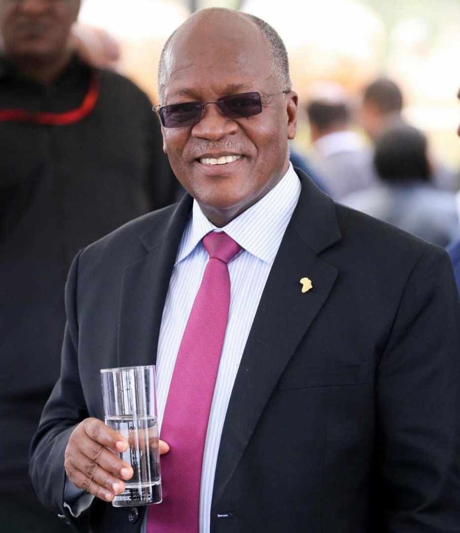 L'ancien président Tanzanien 🇹🇿 John Magufuli permis à la Tanzanie de devenir un pays respecté. Il a octroyé une éducation gratuite aux citoyens. Il a rejeté un prêt de 10 milliards de dollars en provenance de Chine 🇨🇳. Il n'a effectué aucun voyages d'État en dehors de