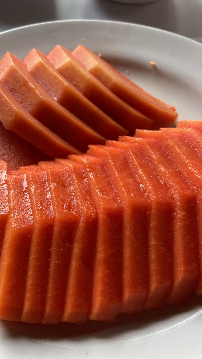 La papaya contiene carotenos y estos tienen mucho que ver en la obtención de la vitamin A en nuestro cuerpo. 
Consumámosla!!!!