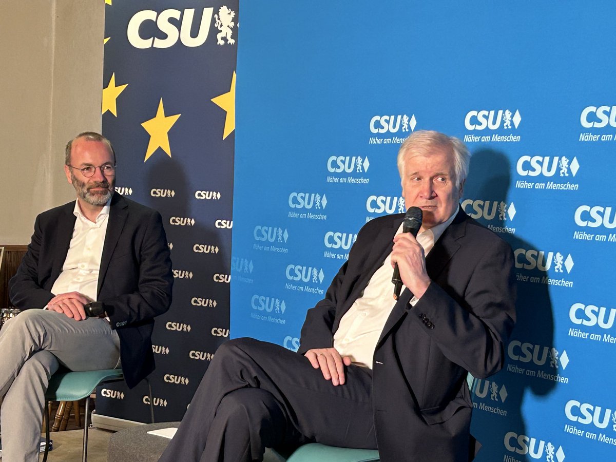 Seehofer macht (seinen) Wahlkampf: „Du bist der einzige Politiker, der in den letzten 5 Jahren bei einer Wahl hinzu gewonnen hat“, sagt er zu Manfred Weber. „Bei allen anderen Wahlen in den letzten 5 Jahren haben wir schlechter abgeschnitten als vorher.“ ⁦<a href="/BR24/">BR24</a>⁩ #CSU