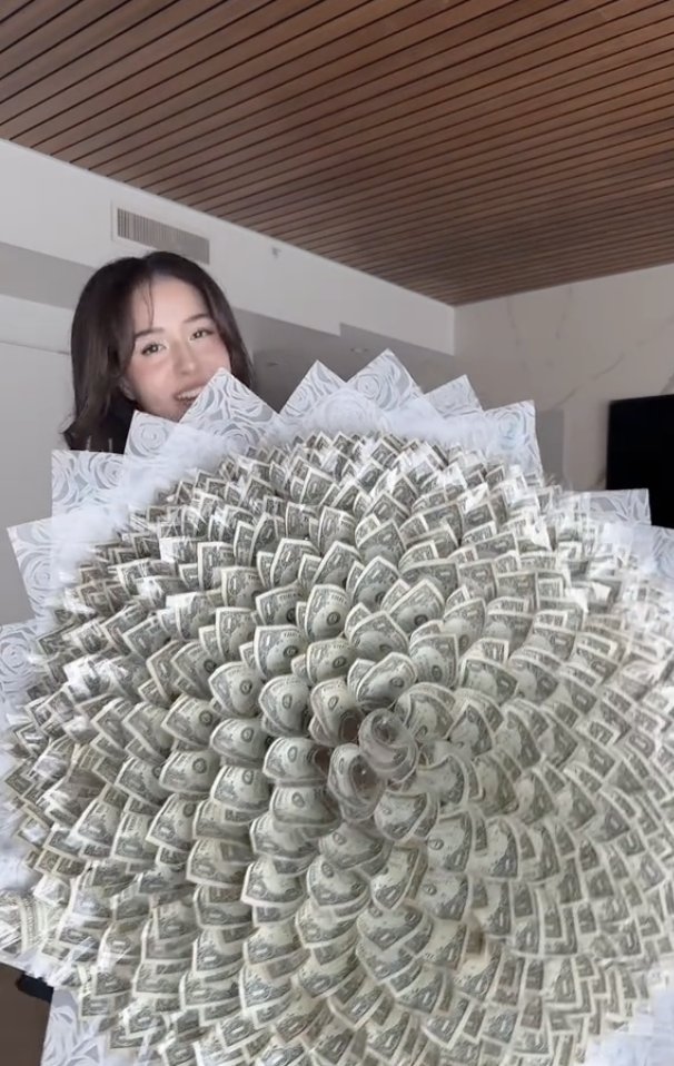 For Pokimane’s birthday her assistant gifted her a giant bouquet of dollar bills
