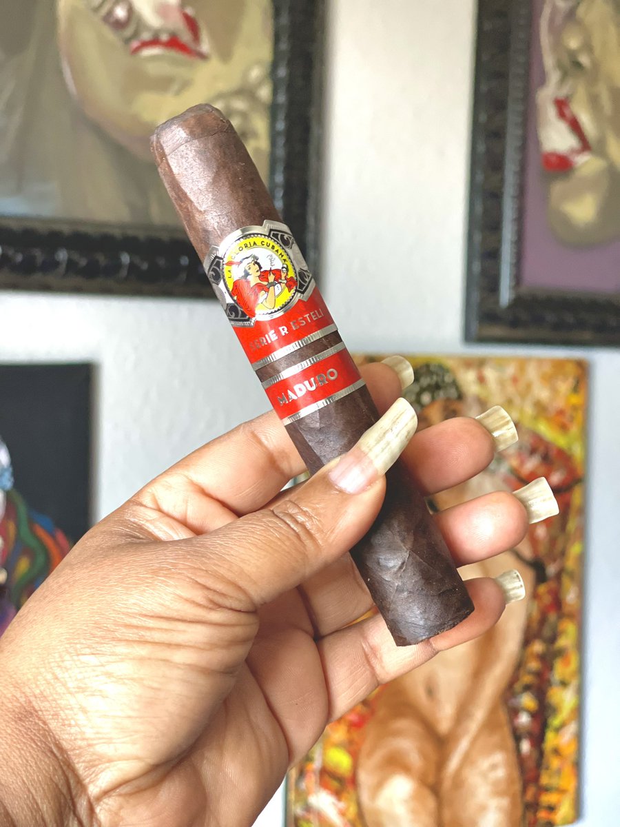 🔥💨💨💨
Finally getting to enjoy one of my favorite cigars. Had a good Mother’s Day gift. <a href="/LaGloriaCubana/">La Gloria Cubana</a> 
#dallascigarartqueen