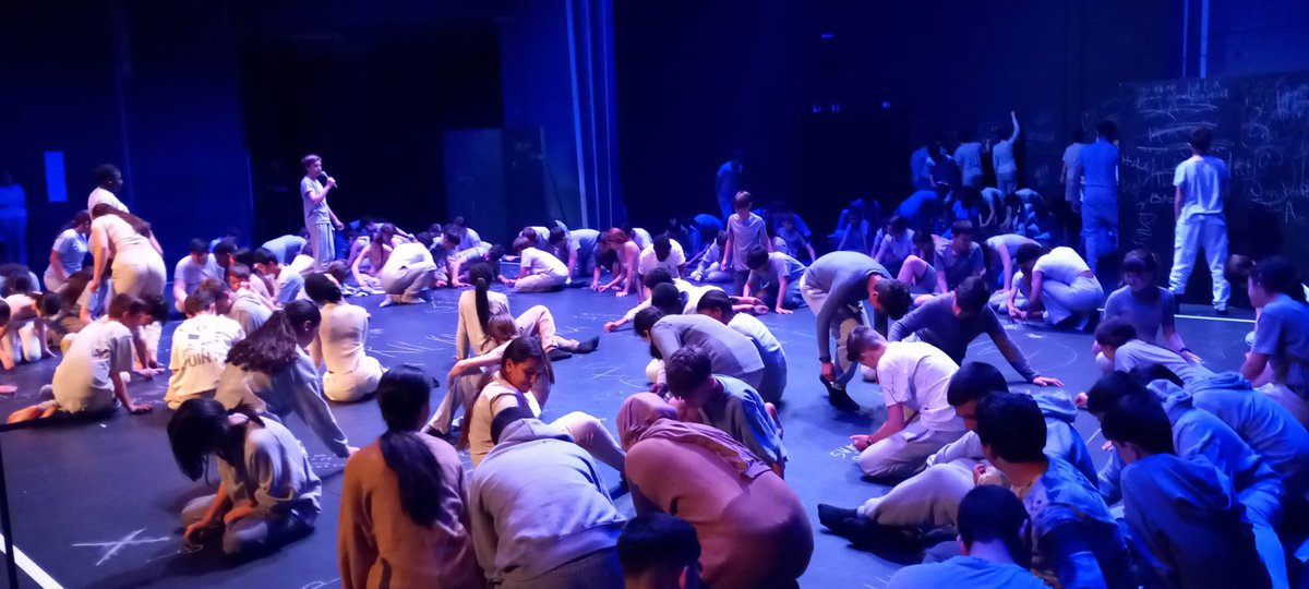 Primer passe de Mapa de Ball que ha fet l'alumnat de 2n d'ESO del Vilamajor i del Domus de Canovelles. L'espectacle es diu UMHLABA (món en zulú) i a les 20h farem el passe pel públic al <a href="/TAGranollers/">Teatre Auditori de Granollers</a>, quins nervis! <a href="/ACGranollers/">Associació Cultural</a> <a href="/ajspvilamajor/">Ajuntament Sant Pere de Vilamajor</a> <a href="/savilamajor_cat/">Ajuntament SAV</a> <a href="/INS_Vilamajor/">Institut Vilamajor</a>