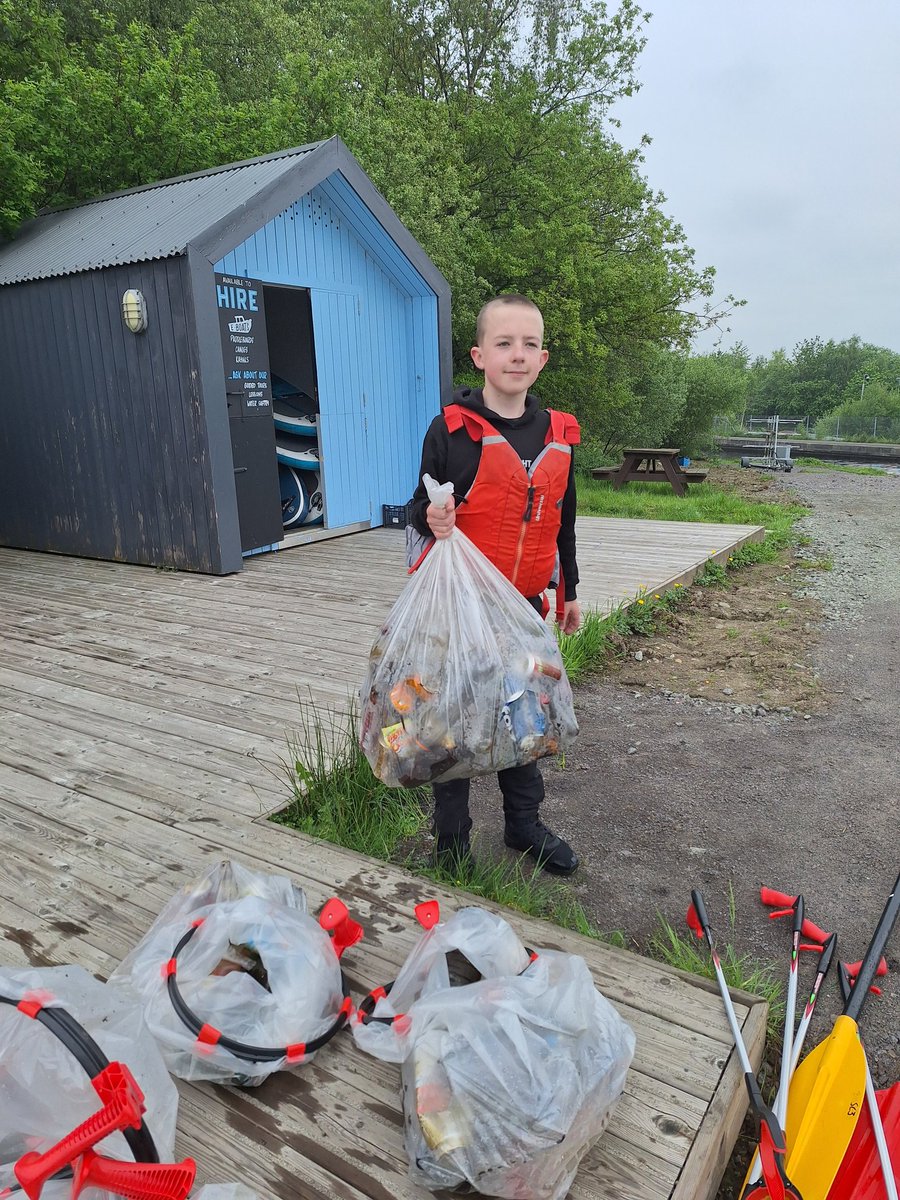 SaferstreetsYP's tweet photo. Massive impact clearing plastics and glass  from the canal by this Group of Community Champions and Change Makers from @FalkHSCommunity Positive #YouthAction  #Communityclimateactionplan &amp; @KSBScotland #Upstreambattle @scottishcanals Also a really  good carbon footprint workshop https://t.co/kpL2FzktLf