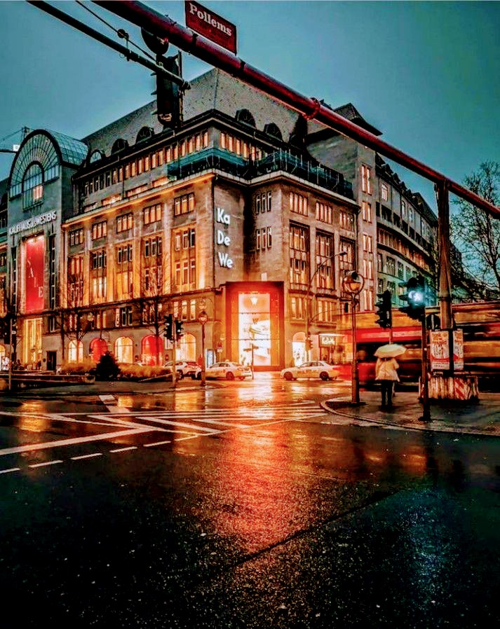 Mit diesem Foto vom 'KaDeWe' an der Tauentzienstrasse in Schöneberg wünsche ich euch allen ein schönes guten Abend und später eine gute Nacht. André