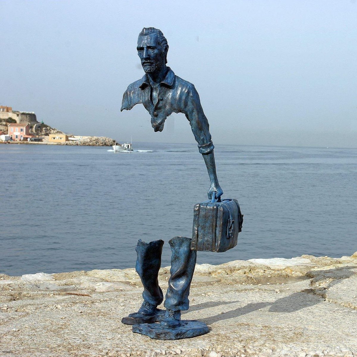 12. This sculpture by Bruno Catalano portrays the profound emptiness experienced by migrants as they depart from their homeland—leaving their loved ones and their community behind—in pursuit of a better life.