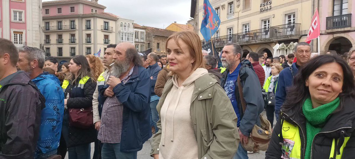 No son solo pancartas. Es el grito de Asturies, esta tarde en Avilés, exigiendo que Sekurit (#saintgobain) NO se cierre. Basta ya de deslocalizaciones, basta ya de emborronar el futuro de #Asturias . Por la industria asturiana #Avilés #saintgobainnosecierra