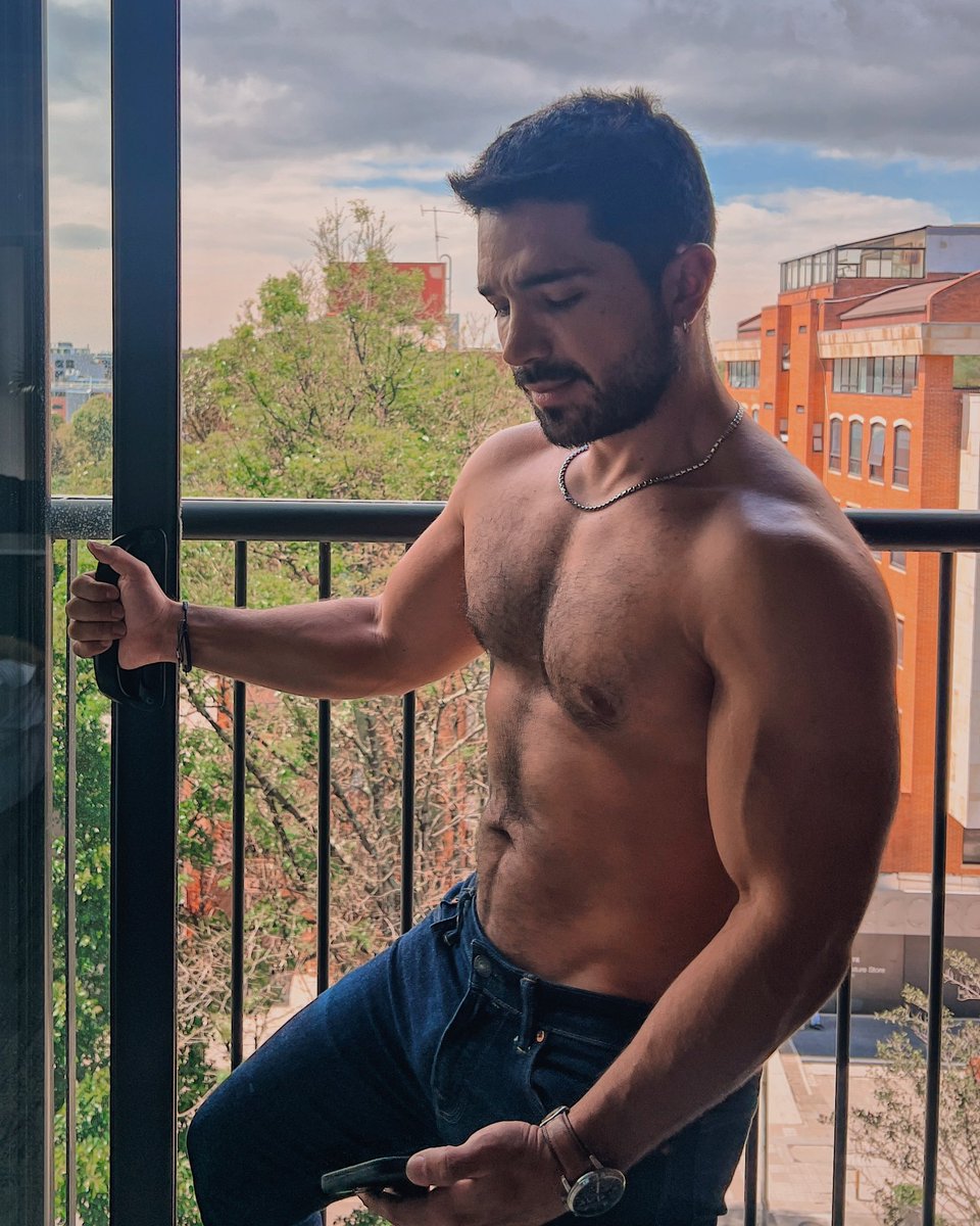 Juesma18's tweet photo. Los balcones tienen lo suyo 😏 https://t.co/0cKw2dhXqA