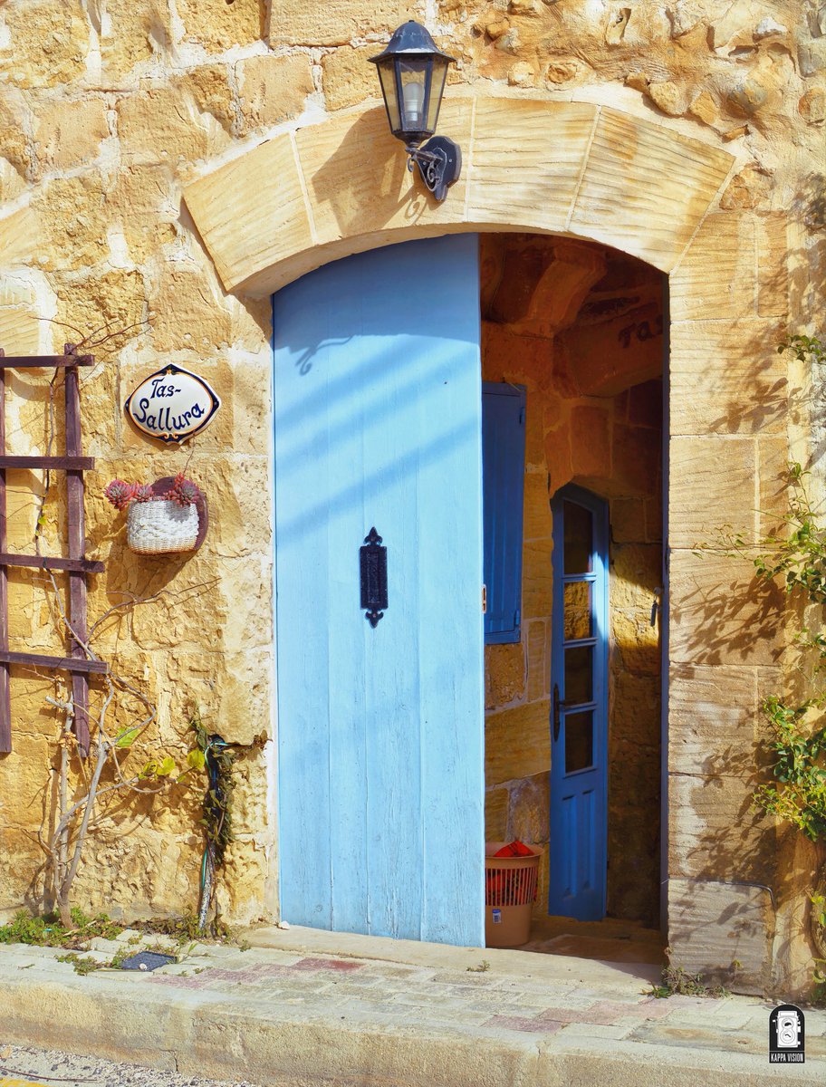 Warm welcome. Perhaps a perfect description for the lovely side of Malta. Warm and welcoming, and blue like the seas and sky around it. This entrance to ‘Tas-Sallura’ farmhouse in Għasri is quite evocative…