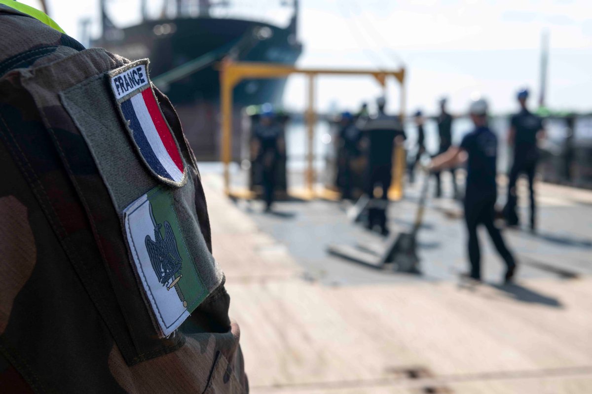 As a member of  the Multinational Coordination Center (MNCC) in Larnaca 🇨🇾, France has deployed a support ship full of international aid from Cyprus. Complex operations coordinated between allies and partners.