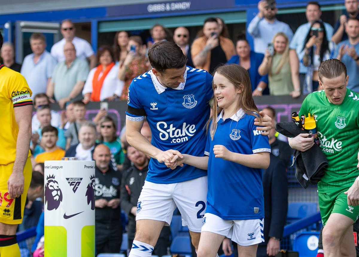 Dkearns1968's tweet image. My autistic daughter was the Everton mascot on Saturday. It was an amazing day, the club looked after her so much. But these pictures tell you everything about Seamus Coleman. What a fantastic man &amp;amp; captain #efc @Everton