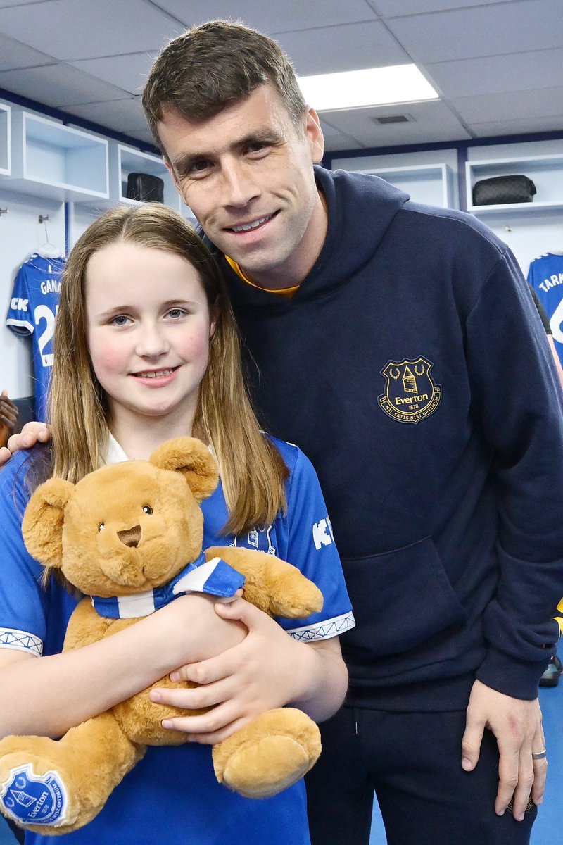 My autistic daughter was the Everton mascot on Saturday. It was an amazing day, the club looked after her so much. But these pictures tell you everything about Seamus Coleman. What a fantastic man & captain #efc @Everton