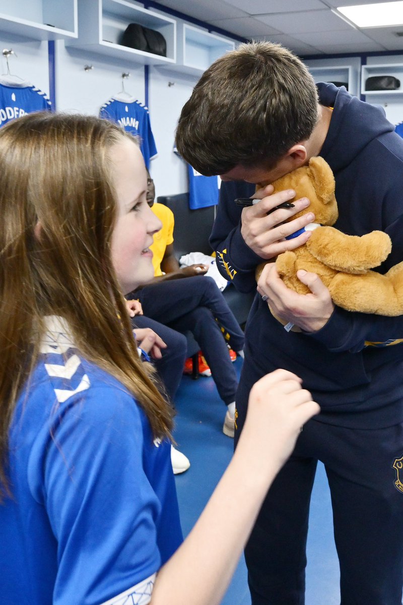 Dkearns1968's tweet image. My autistic daughter was the Everton mascot on Saturday. It was an amazing day, the club looked after her so much. But these pictures tell you everything about Seamus Coleman. What a fantastic man &amp;amp; captain #efc @Everton