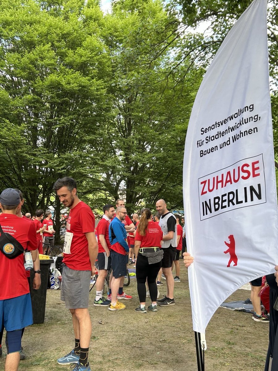 Auch in diesem Jahr laufen wir wieder bei der @wasserbetriebe 5 x 5 km TEAM-Staffel bei bestem Berliner Wetter mit. Insgesamt 100 Mitarbeitende der SenStadt sind dieses Mal für uns am Start und wir alle drücken die Daumen. #BerlinerTeamstaffel