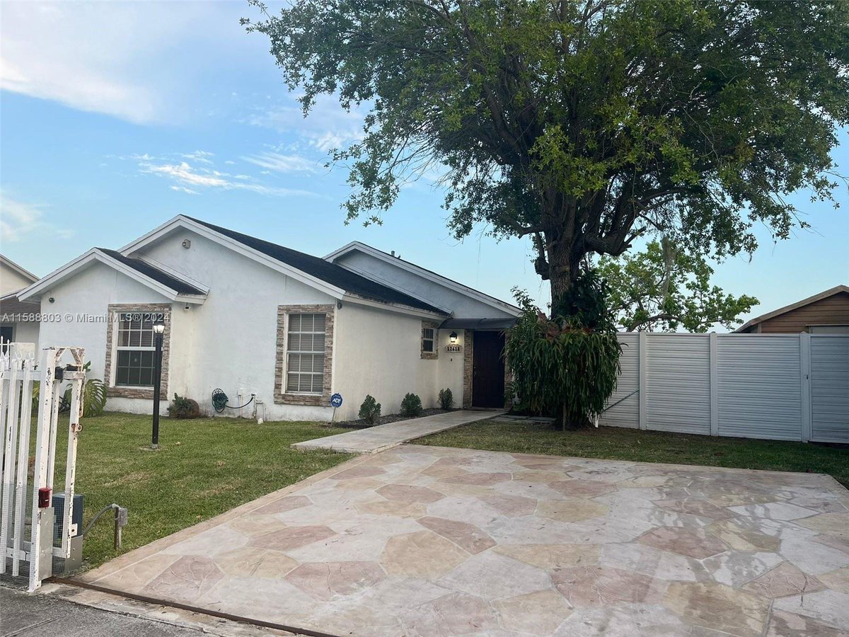 COME TO SEE THIS BEAUTIFUL PROPERTY IN A QUIET NEIGHBORHOOD OF CUTLER BAY,
 #realestate #realtor #listings #dreamhome #justlisted #realestateagent #teamhlmiami #findyourdreamhome #homesforsale #rentals #cutlerbay