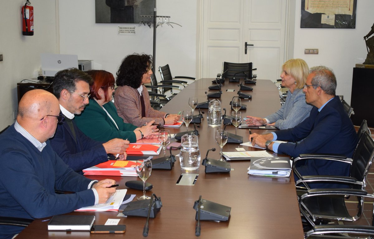 fempcomunica's tweet image. 🤝Reunión @MJGarciaPelayo y @mmpageo

📘@AtenproEs  y #BASICO, el programa de Atención a Personas Vulnerables, en la agenda de trabajo #FEMP y @CruzRojaEsp 

📰:femp.es/comunicacion/n…