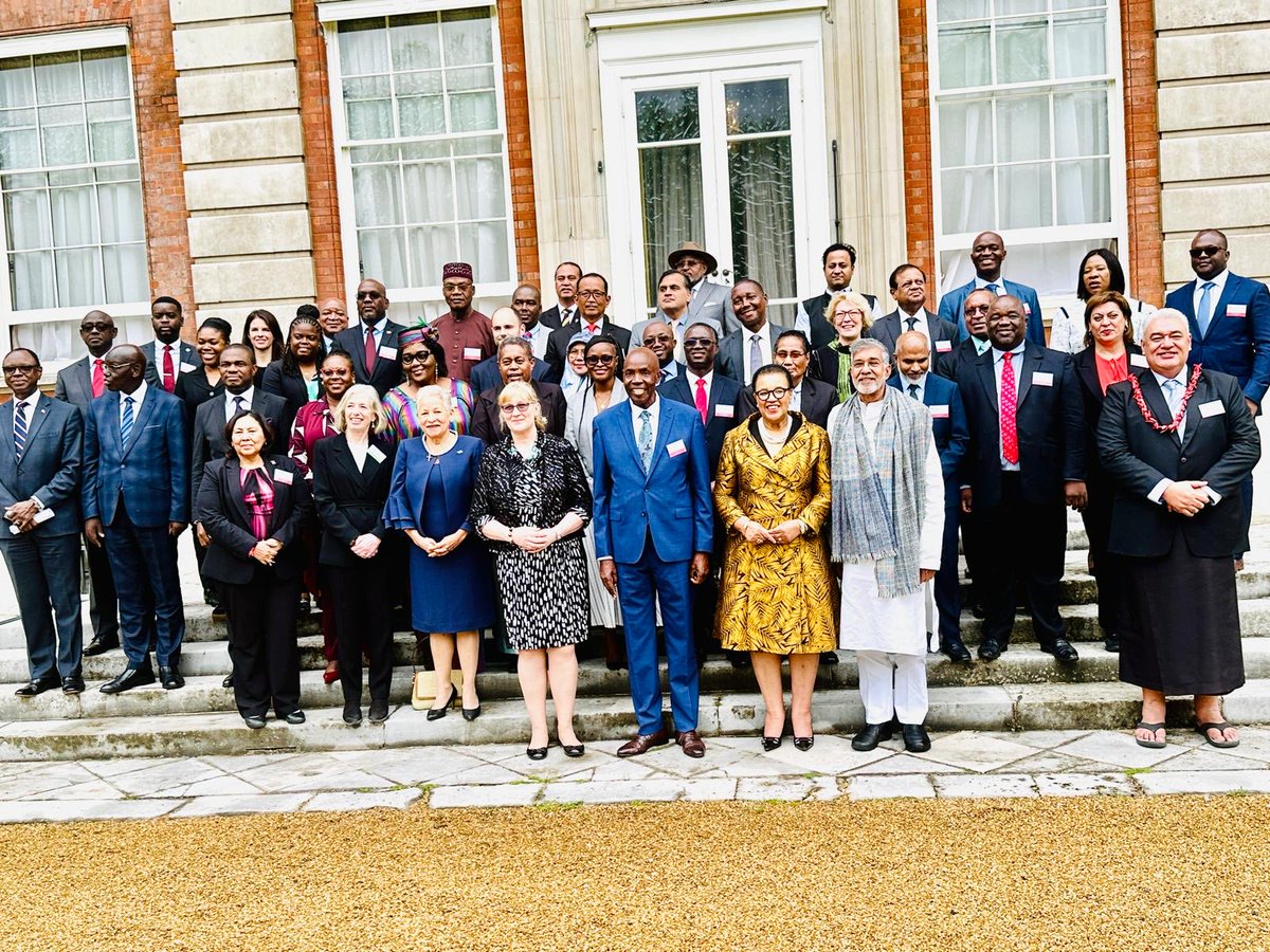 At the 22nd Cmlth Conf of Edu Mins, London, @WurieHaja 🇸🇱’s Min of Tech & Higher Education, met with Prof Peter Scott, Pres Cmlth of Learning (COL). Discussions focused on investing in innovation & technology, as drivers to sustainable positive systemic & societal changes.