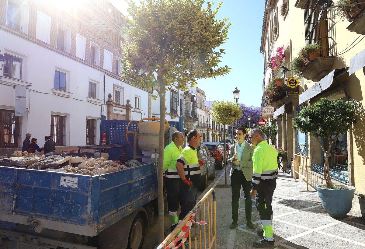 🌳Reponemos los árboles de la Porvera que se retiraron en la anterior legislatura ➡️El objetivo de tal plantación responde a la finalidad anunciada hace meses con motivo del inicio de la campaña de plantación en cuanto a la recuperación de la masa arbórea en el centro histórico