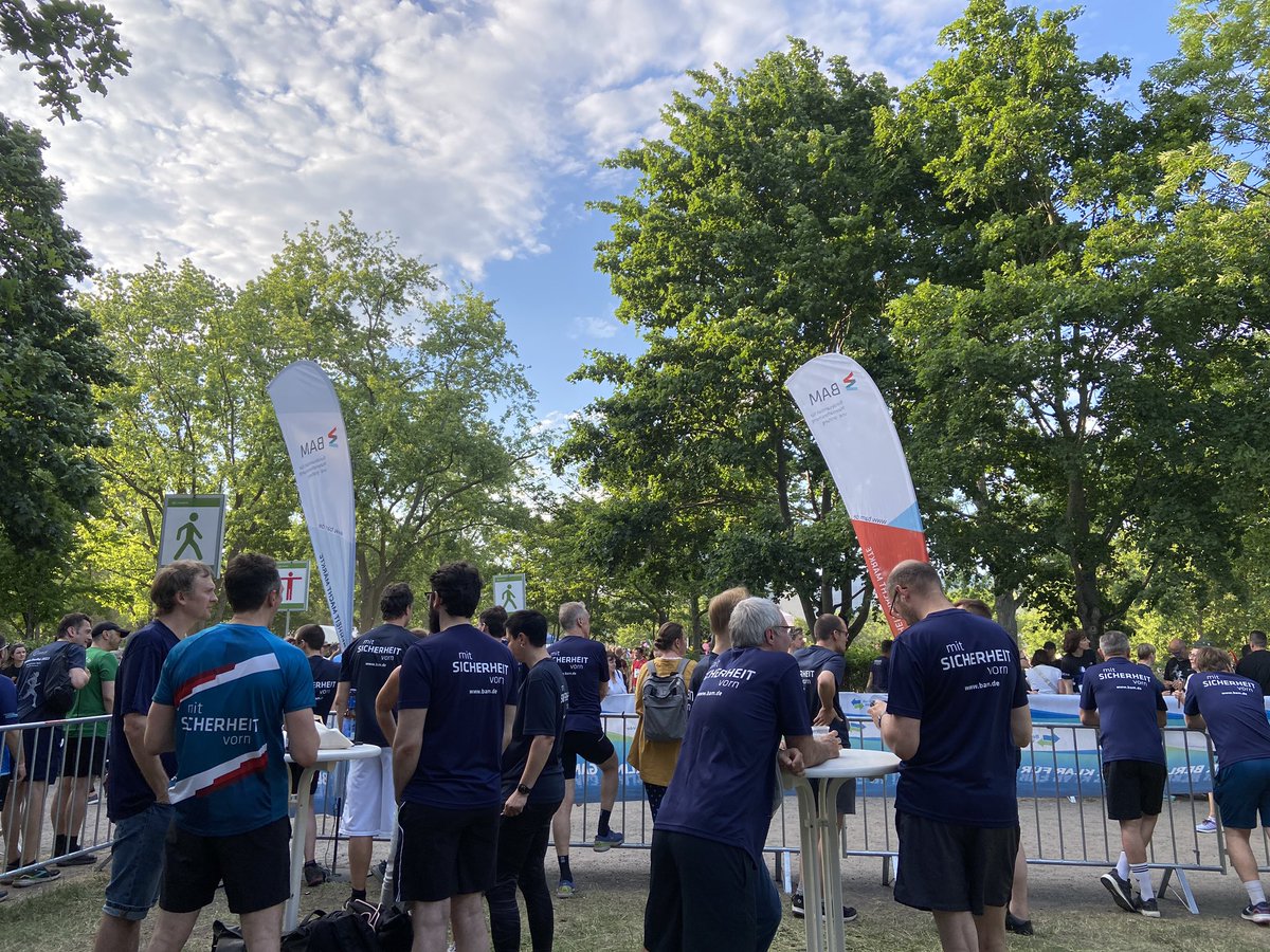 BAMResearch's tweet photo. Wir sind mit 28 Teams @wasserbetriebe Teamstaffel gestartet, alle sind hochmotiviert! 🌞💪 An der Strecke wird ordentlich angefeuert! 🙌🔊 Die Stimmung ist großartig und die Teams geben alles! 🏃♂️🏃♀️💨 #BerlinerTeamstaffel #Laufen #Teamgeist #oneBAM #Running #TeamSpirit https://t.co/3fN6YmlRzp