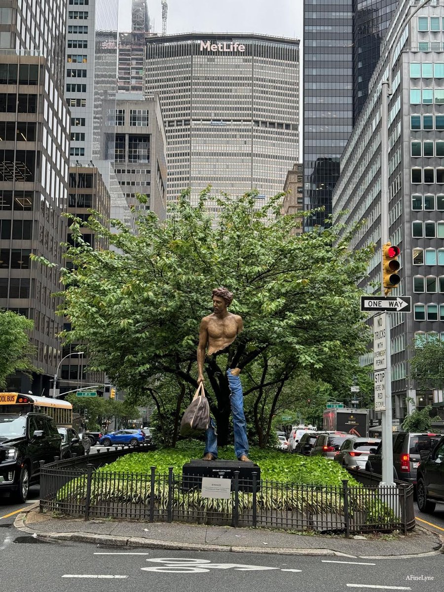 Getting a sneak-peek at #Voyagers by #BrunoCatalano in historic Murray Hill on the center divide from 34th to 38th Streets. gothamtogo.com/patrons-of-par…