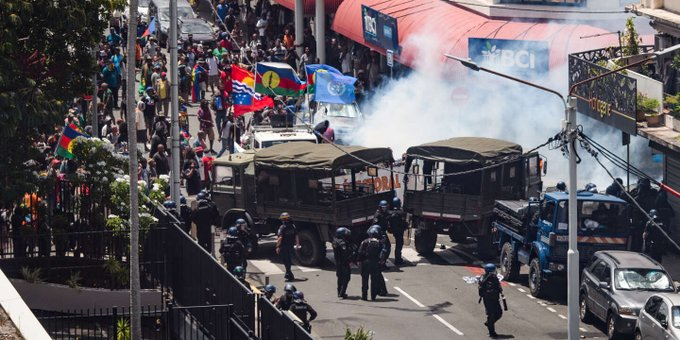 Á esquerda, Macron ''defendendo'' os direitos dos povos originários da Amazônia 🇧🇷

Á direita, Macron ''defendendo'' os direitos dos povos originários da Nova Caledonia 🇳🇨