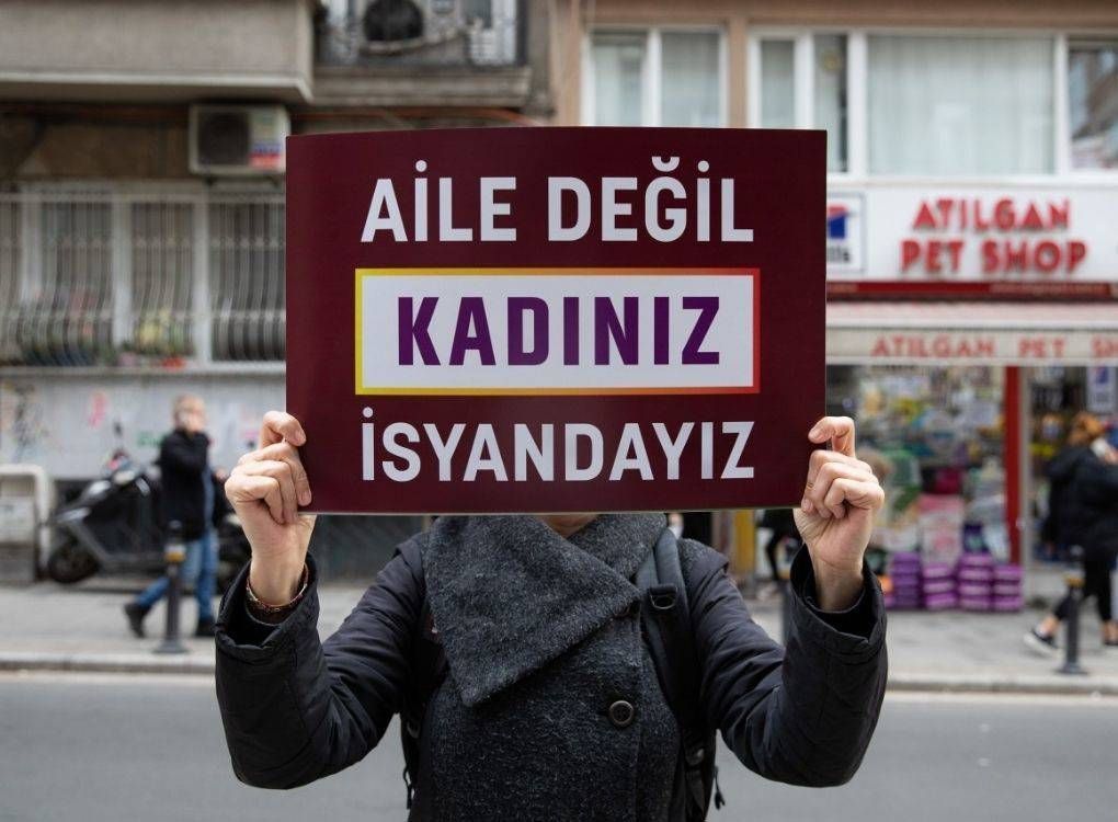 Kadın örgütlerinden #AileGenelgesi'ne eleştiri: 'Kadınları kutsallık içine hapsediyor' 🗣️@tkdfederasyon başkanı Canan Güllü ve @oncecocukkadin başkanı Avukat @MujdeTozbeyy “Aile Genelgesi”ni yorumladı 🗞️@kepenekevrimm'in haberi bianet.org/haber/kadin-or…