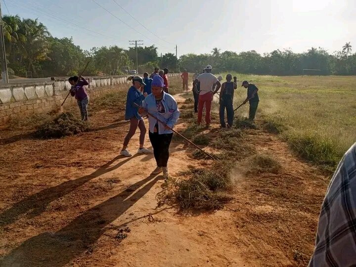 Realizan trabajadores del INDER en Limonar cambio de labor en instalaciones deportivas. #DeportesParaTodos